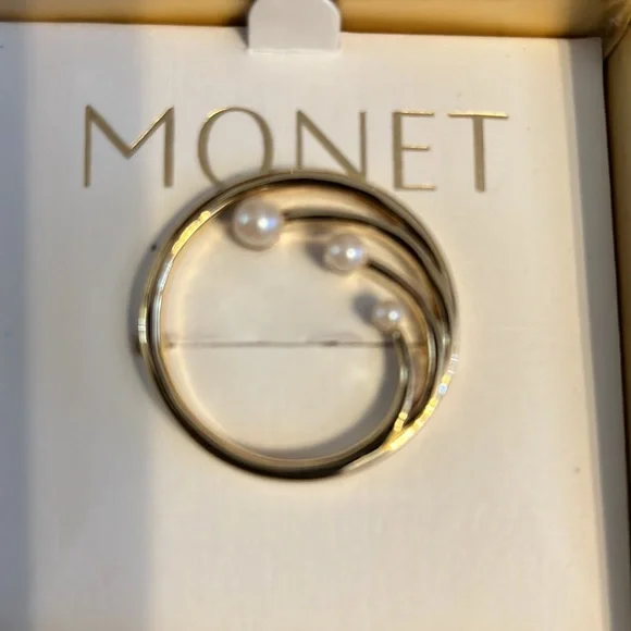 Vintage Gold Tone Monet Round Brooch Pin with Faux Pearls - Picture 2 of 3